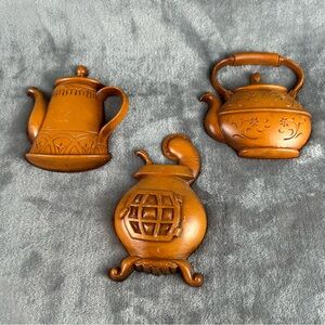 Vintage Sexton 1967 Set Of 3 Die Cast Wall Plaques Stove Tea Pot Coffee Pot Gold